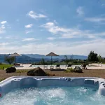 Velari In With Private Pool, Ac